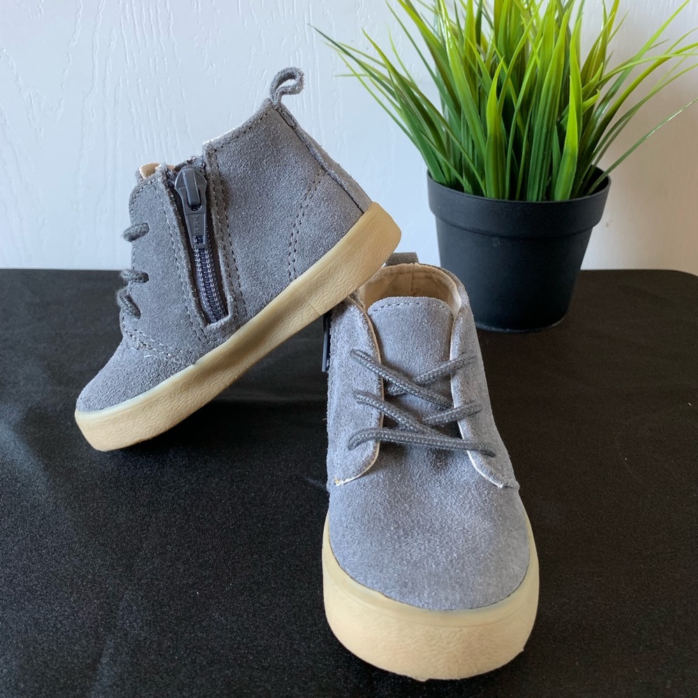 New w/o tags gray shoes size 6.great condition.